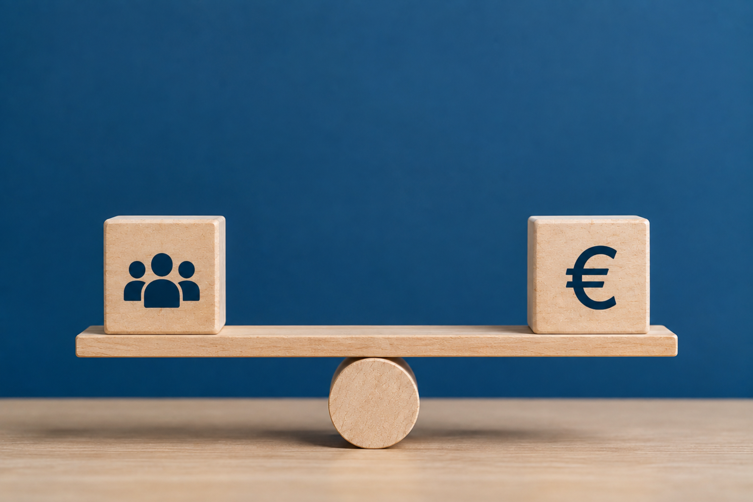 Balance entre ressources humaines et coûts symbolisant les avantages économiques de l’intérim