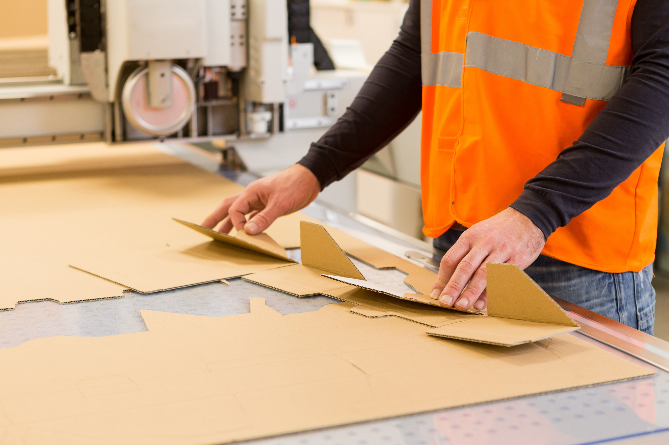Opérateur en production réalisant la fabrication d'emballages en carton chez Cartonnages de Gascogne à Condom.