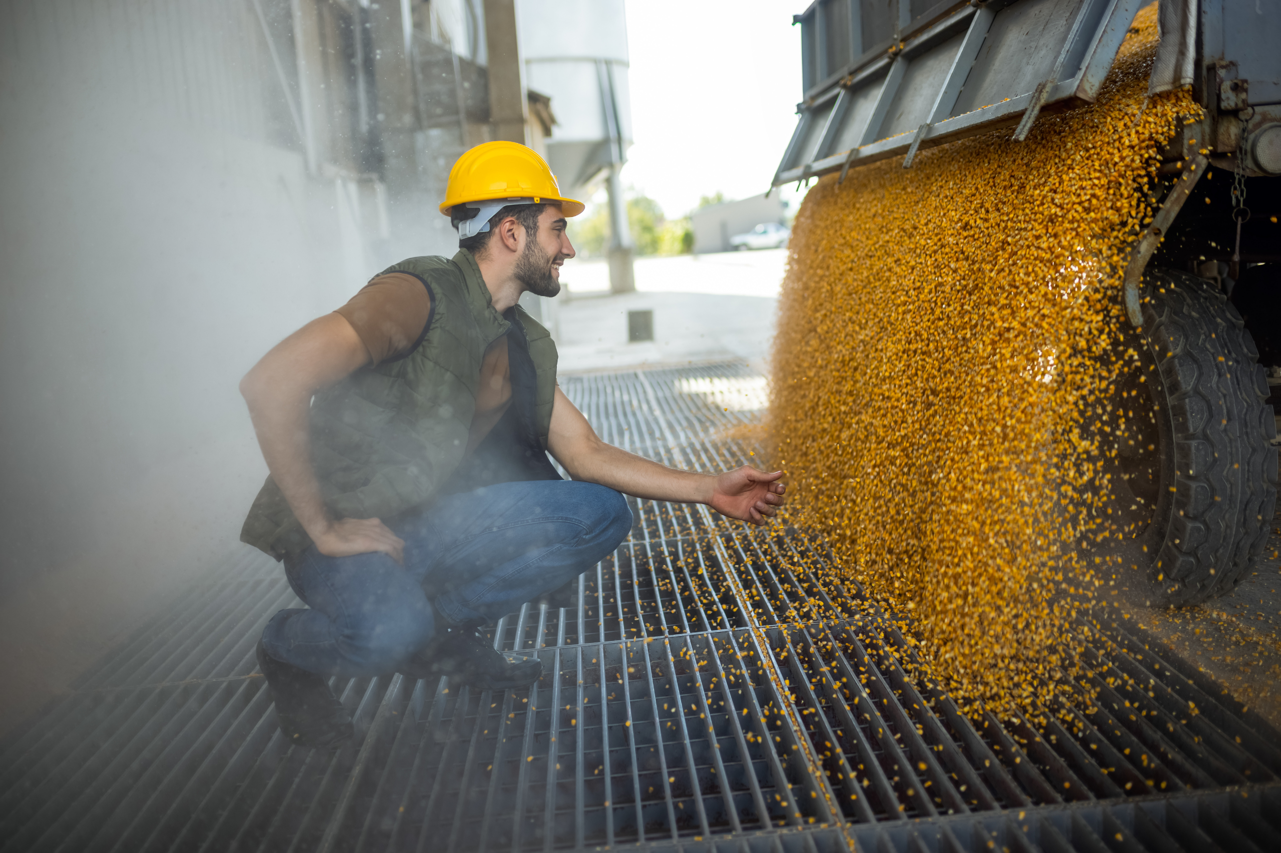 Opérateur contrôlant le déchargement de céréales dans une coopérative agricole