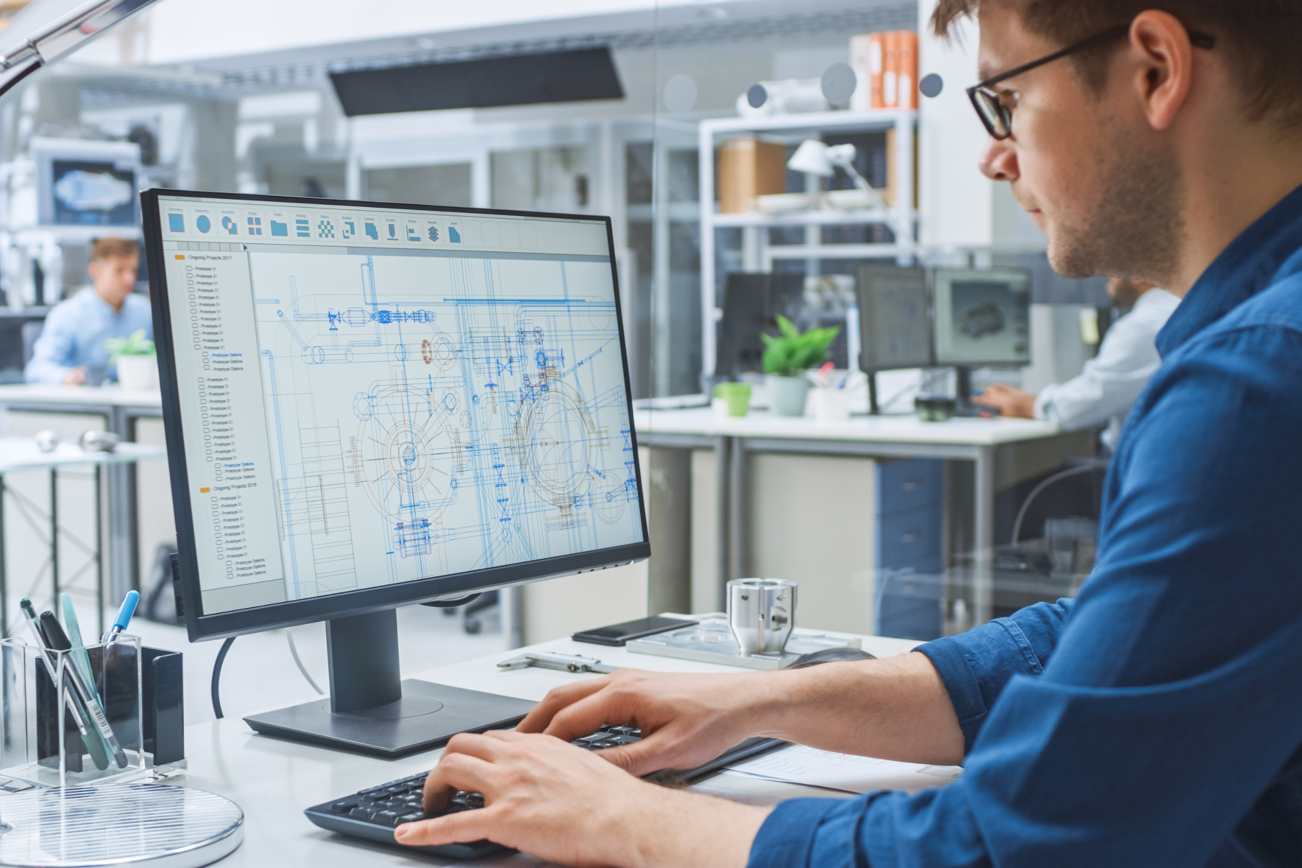 Dessinateur industriel travaillant sur un logiciel de conception assistée par ordinateur