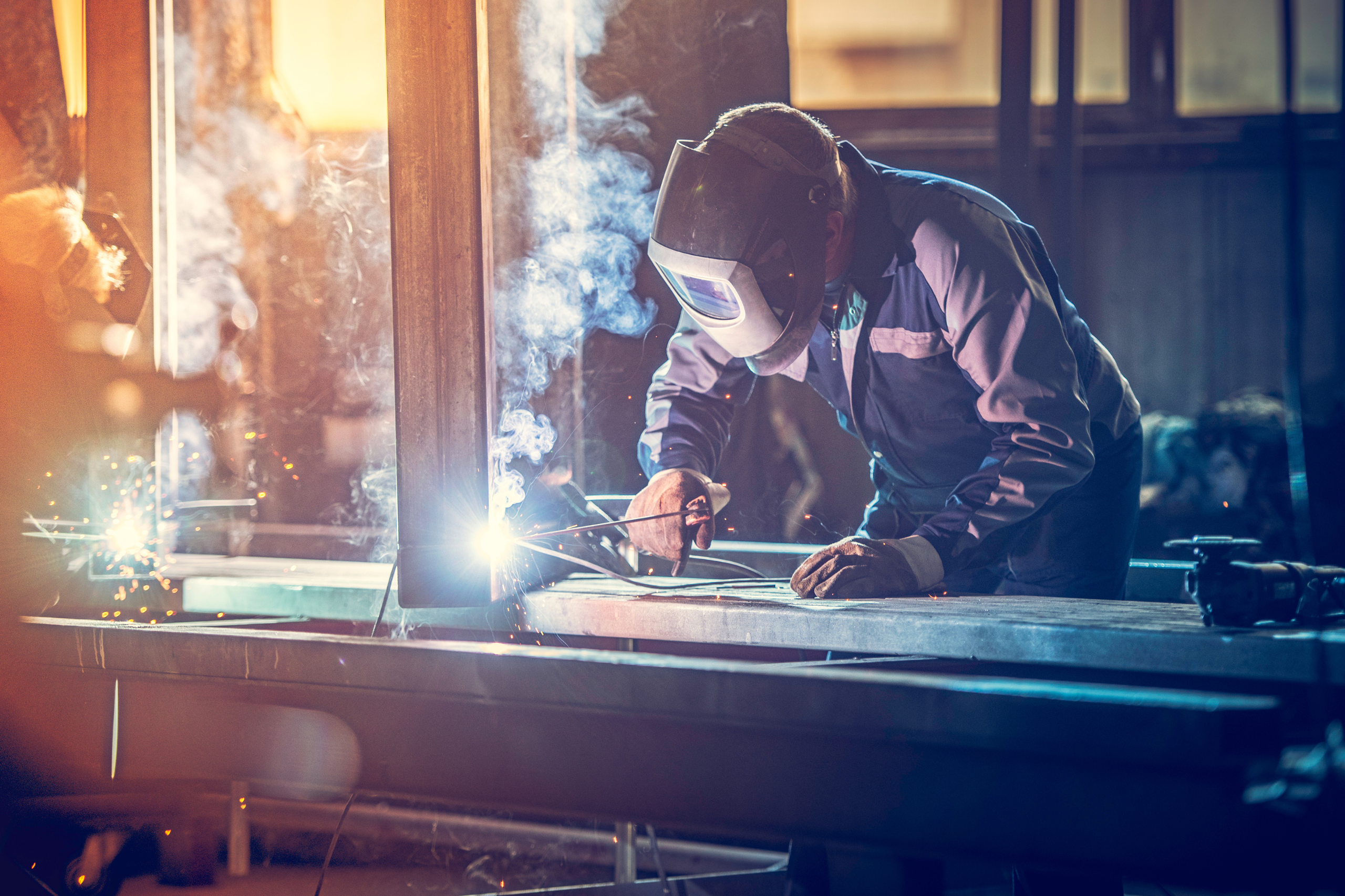 Soudeur travaillant sur une structure métallique en atelier